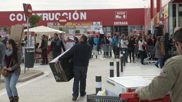 Brico Depôt podría cerrar cuatro años después de su apertura sus dos tiendas de Sevilla