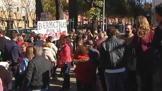 Los comerciantes de Los Bermejales se echan a la calle protestando contra la oleada de robos en el barrio