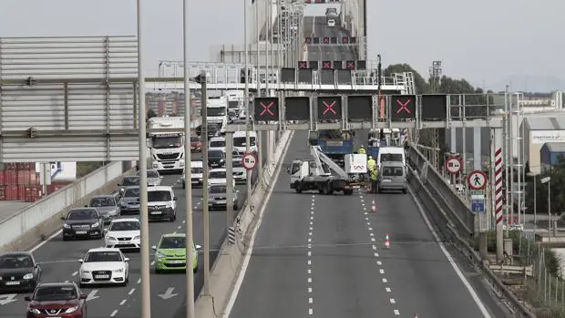 Cierra al tráfico un sentido del puente del Centenario de Sevilla