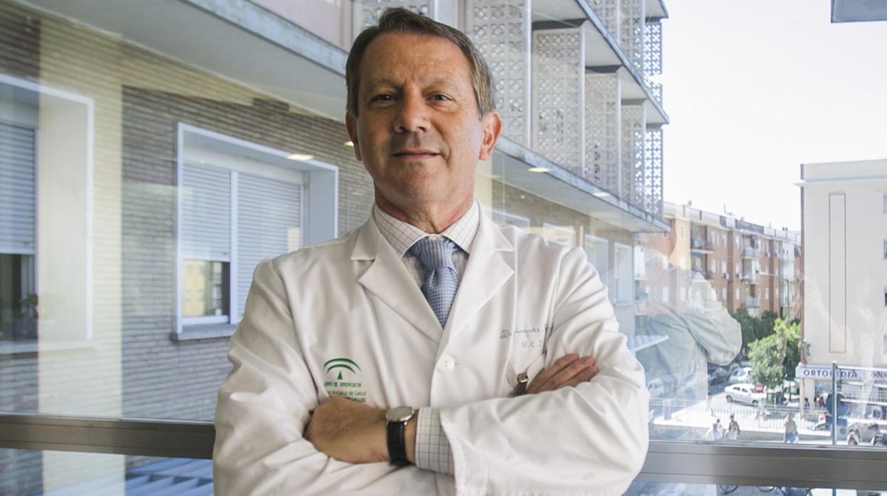 José María Domínguez Roldán es presidente de la comisión de ética y deontología del Colegio de Médicos de Sevilla y pertenece también a las comisiones andaluza y nacional