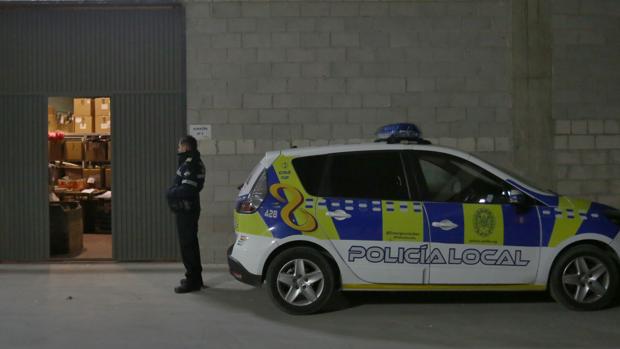 Detenidos cuando intentaban entrar en una tienda de Sevilla golpeando con una maza el escaparate