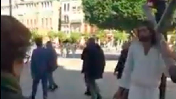 El vídeo viral de la saeta a la estatua humana en Sevilla