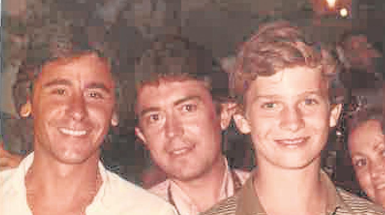 Paco Lola junto a un juvenil Príncipe de Asturias en una fiesta organizada por Jaime Urquijo