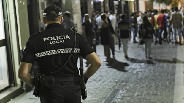 Detenida una mujer en Sevilla por abandonar a sus hijos menores en el coche para irse de copas