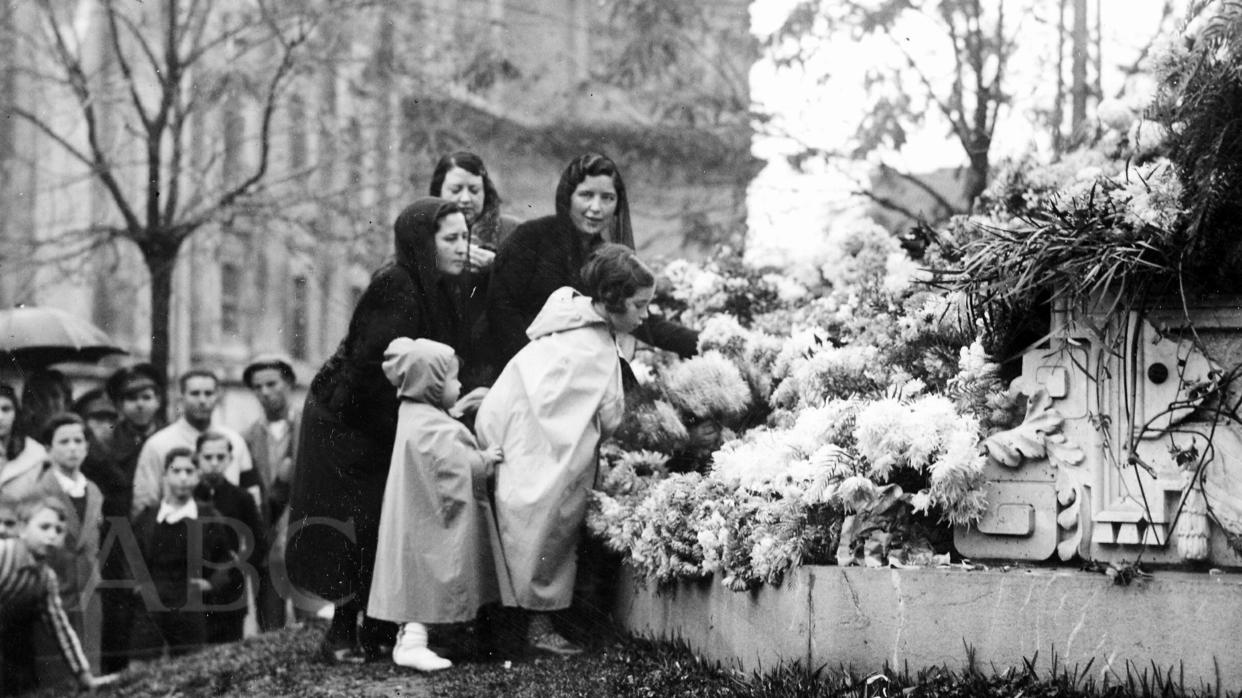 Mujeres y sus pequeñas en la ofrenda floral a la Inmaculada