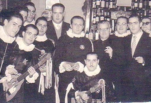 Imagen de la tuna en 1957. José Manuel Cuadrado es el que está agachado