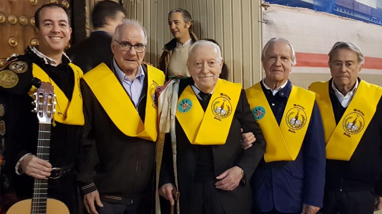 José Manuel Cuadrado (centro), a sus 88 años, ha vuelto a sentir la tuna