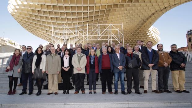 Los ingenieros industriales se fotografían en las Setas para conmemorar su centenario