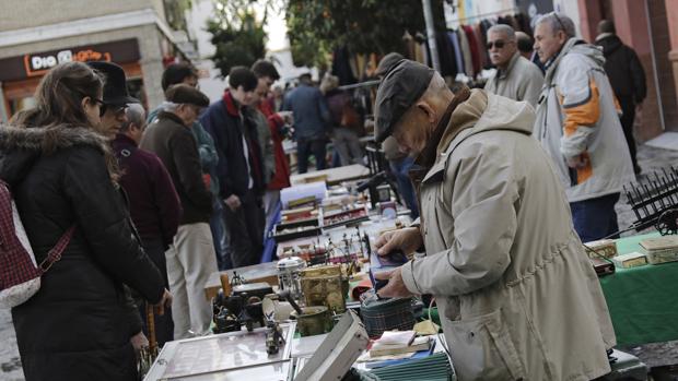 El Ayuntamiento de Sevilla quiere restringir el mercadillo de El Jueves a un tramo de la calle Feria