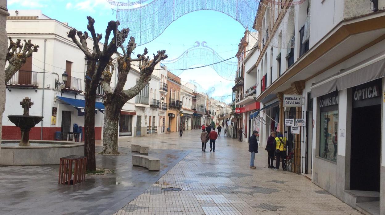 Calle Mesones, en Constantina, con apenas viandantes durante la mañana