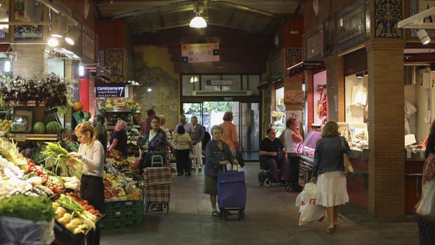 Los mercados de Triana y del Tiro de Línea comienzan a vender «on line»