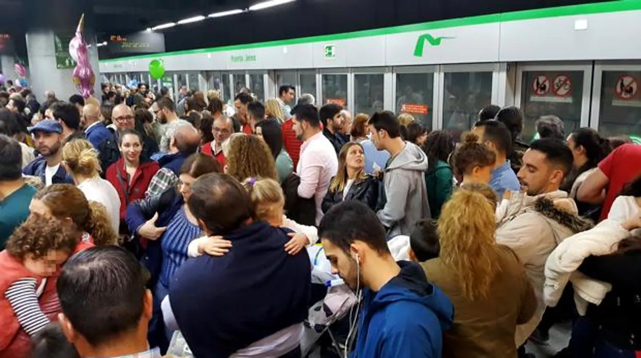 Pasajeros aguardando en el andén de una parada del metro de Sevilla