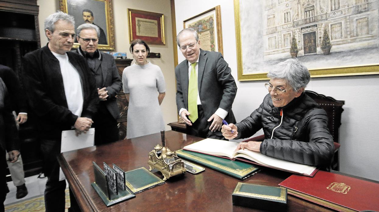 Consuelo Rodríguez firma este martes en el Libro de Oro del Ateneo de Sevilla