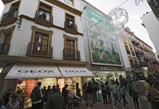 El Ayuntamiento de Sevilla eliminará en enero los carteles y toldos de y Tetuán