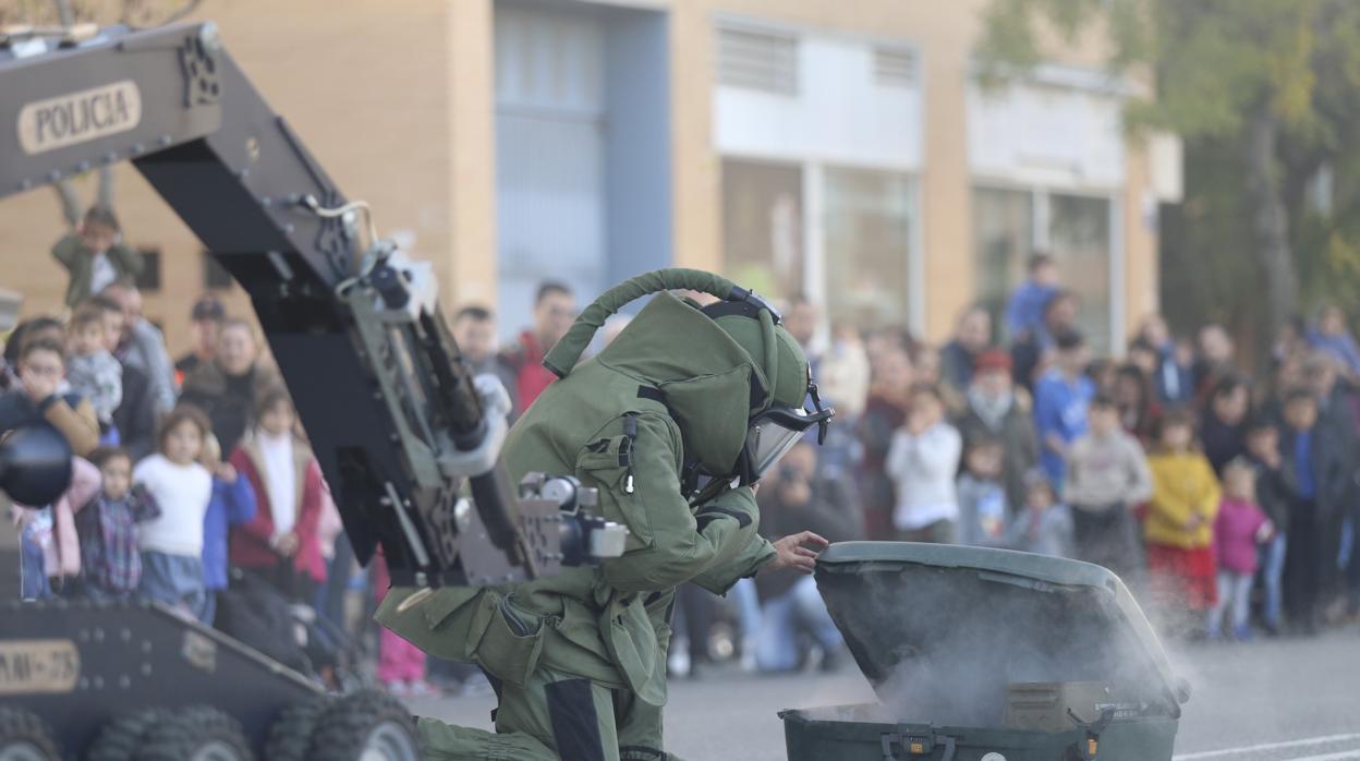 Uno de los especialistas Tedax, en pleno ejercicio durante la exhibición celebrada este viernes