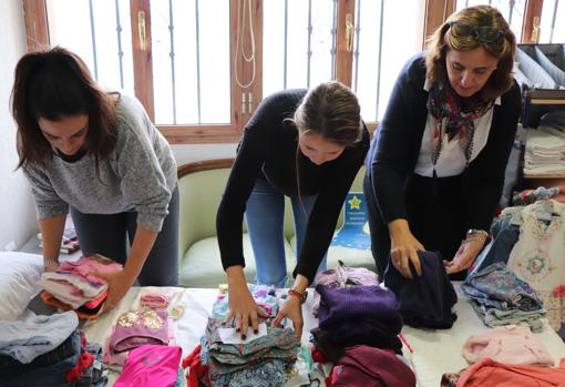 Preparación de ropa y artículos de bebé para su venta