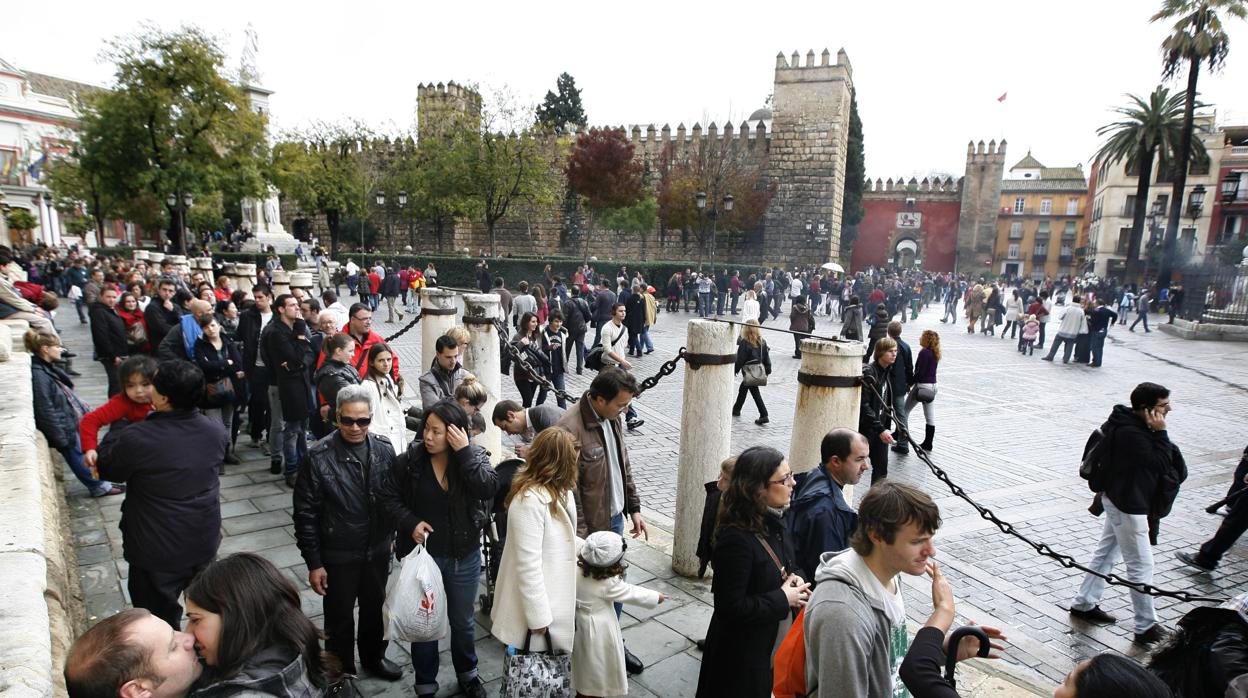 Turistas junto a la Catedral durante el pasado puente de la Inmaculada