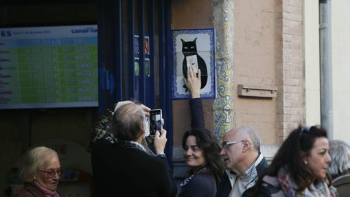 Una clienta pasa su décimo por el gato