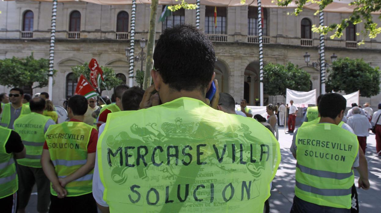 Trabajadores de Mercasevilla protestan ante el Ayuntamiento