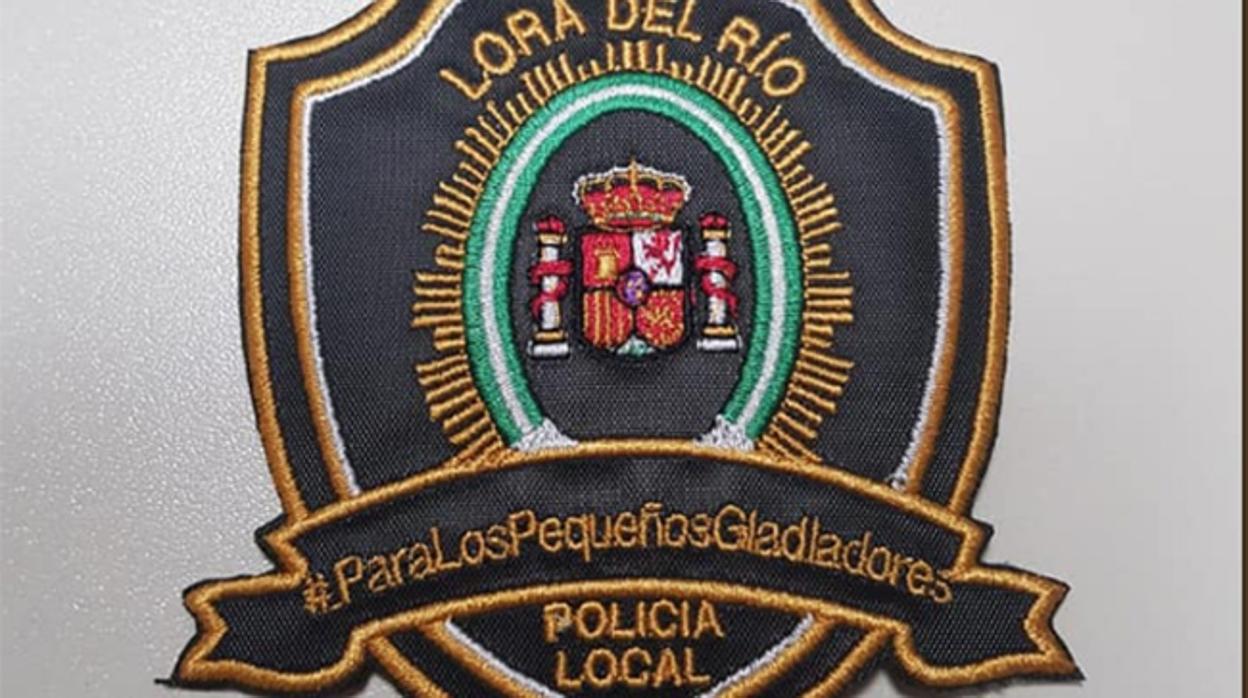 Escudos de la Policía Local alternativos y solidarios con «los pequeños gladiadores»