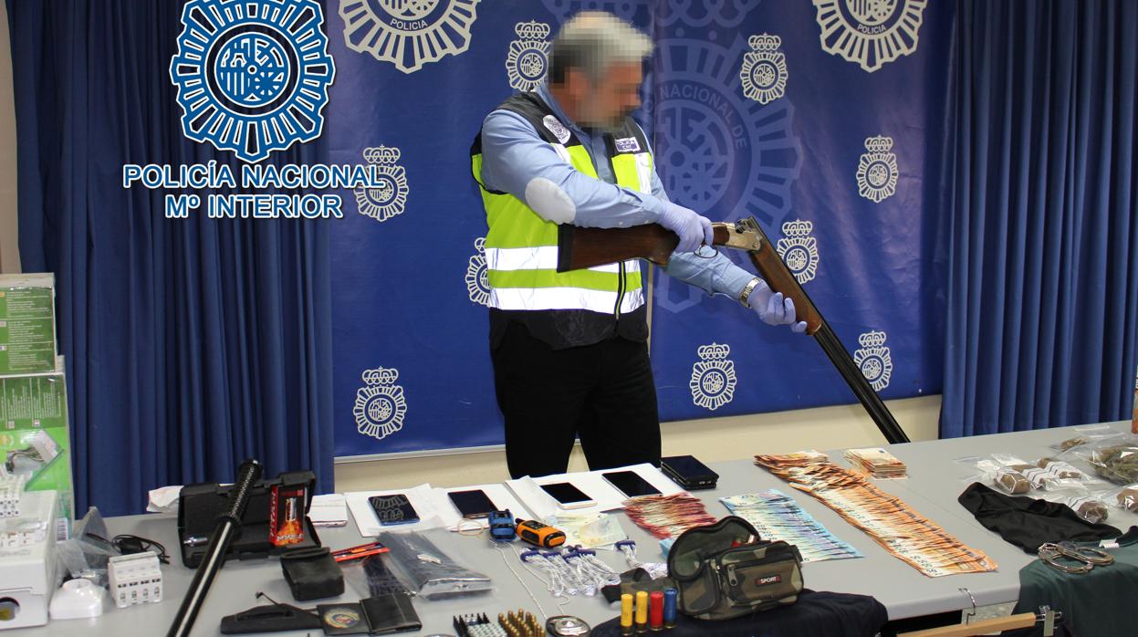 La Policía se ha incautado de diversos materiales para suplantar a los agentes y para elaborar hachís