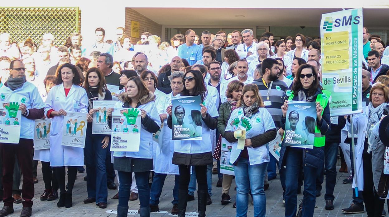 Un familiar de una paciente ingresada hiere brutalmente a un médico del Virgen del Rocío