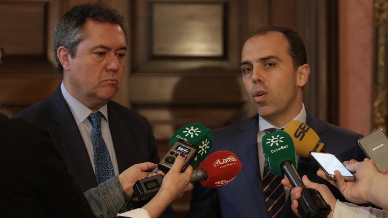 Juan Espadas y Javier Millán, ante los periodistas