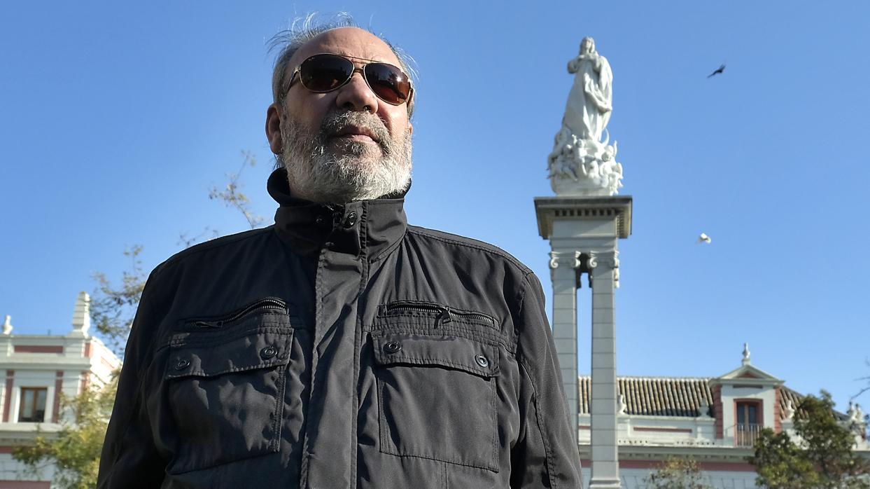 Paco Gallardo posa ante la imagen de la Inmaculada en la Plaza del Triunfo de Sevilla, su rincón preferido