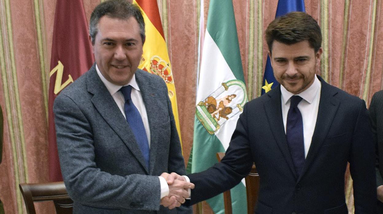 Juan Espadas y Beltrán Pérez, en el pacto por las últimas ordenanzas fiscales