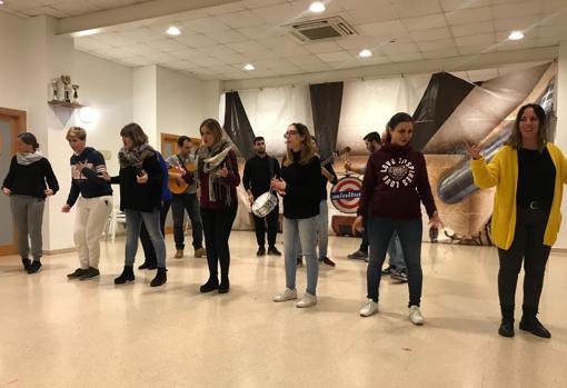 Ensayo de la comparsa «Las Cachivache»