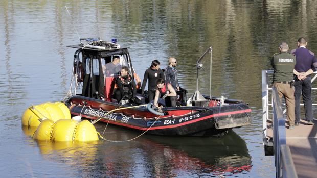 Sacan un BMW del río Guadalquivir que pudo usarse en un alunizaje