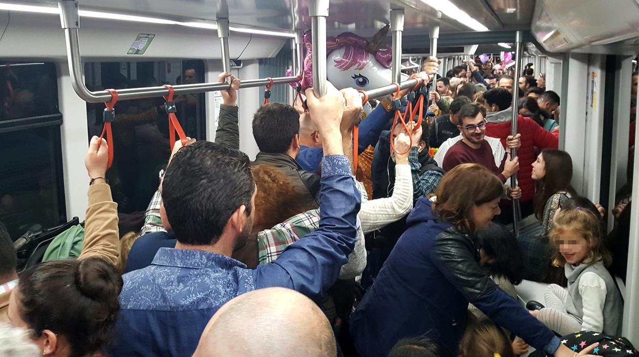 Uno de los vagones del metro de Sevilla en hora punta