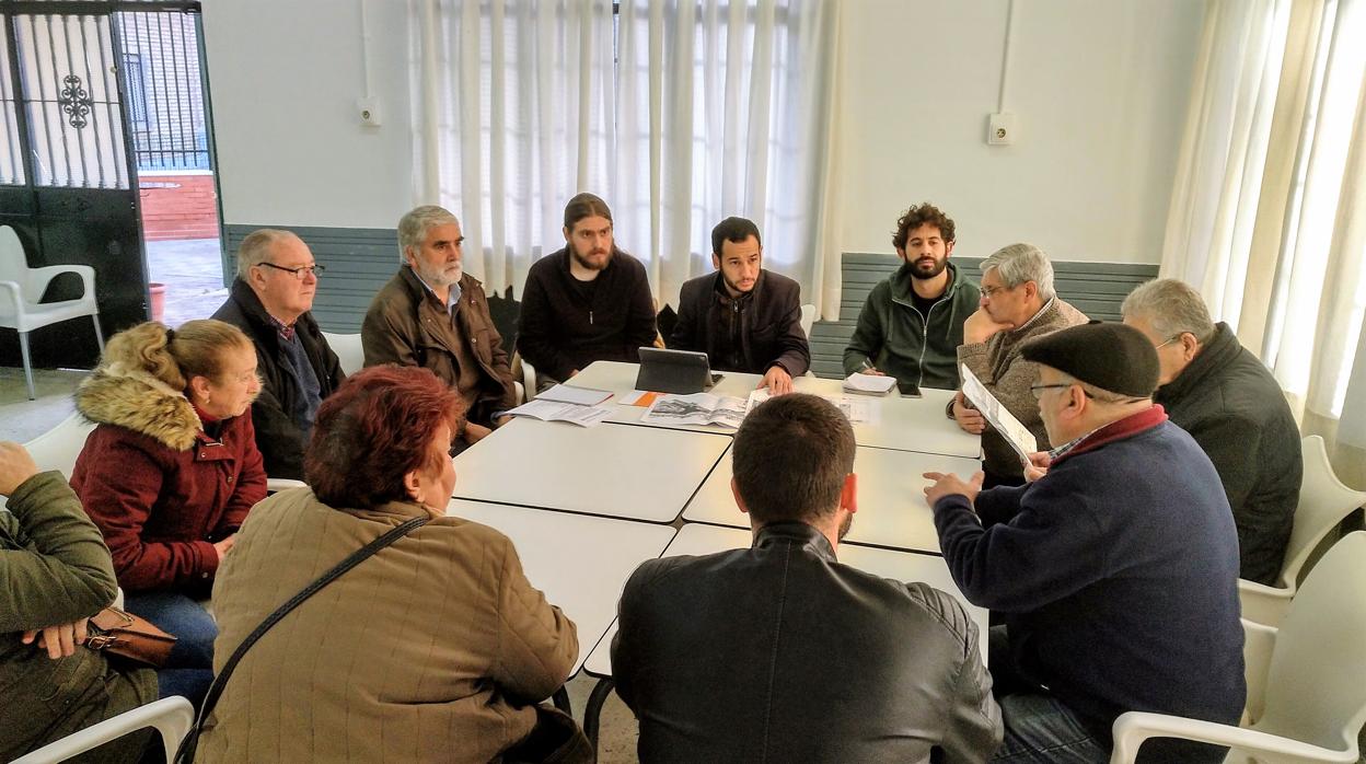 Reunión de la asociacion de vecinos con los concejales de IU y Participa