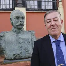 Ignacio Bidón, cónsul de Filipinas en Andalucía occidental, junto a un busto de su abuelo, Rogelio Vigil de Quiñones