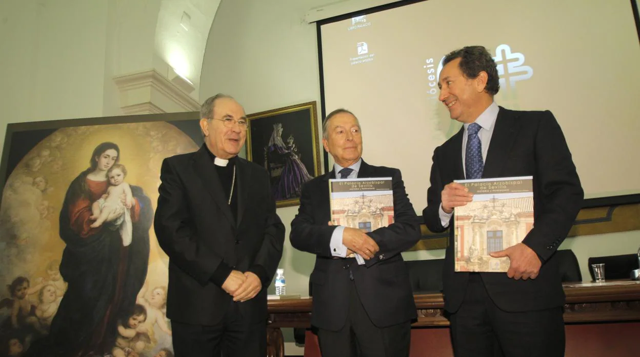 El arzobispo, junto a Teodoro Falcón y JuanPablo Navarro ayer durante la presentación del libro