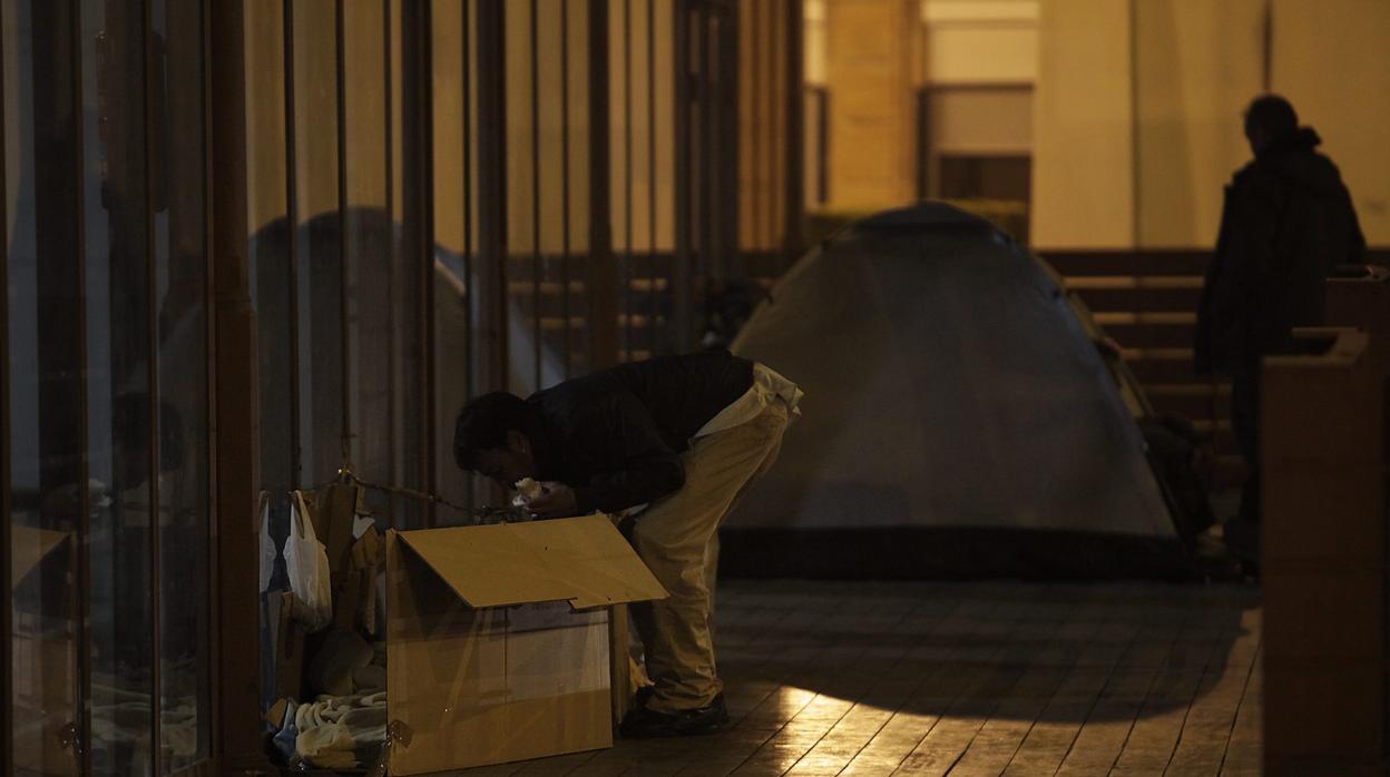 Personas sin techo durmiendo en las calles