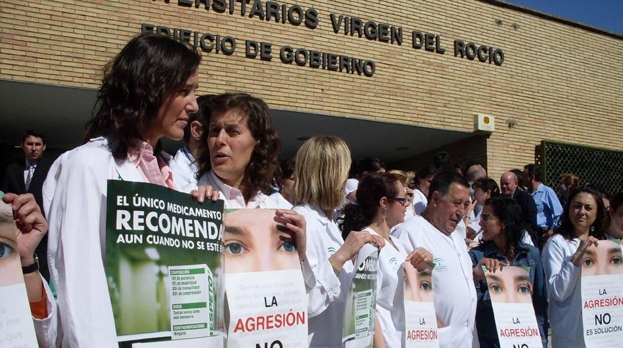 El personal sanitario se concentra cada vez que ocurre una agresión en señal de protesta