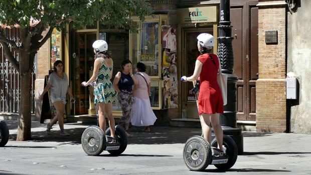 El Ayuntamiento de Sevilla abre un proceso para poner orden en el uso de patinetes eléctricos