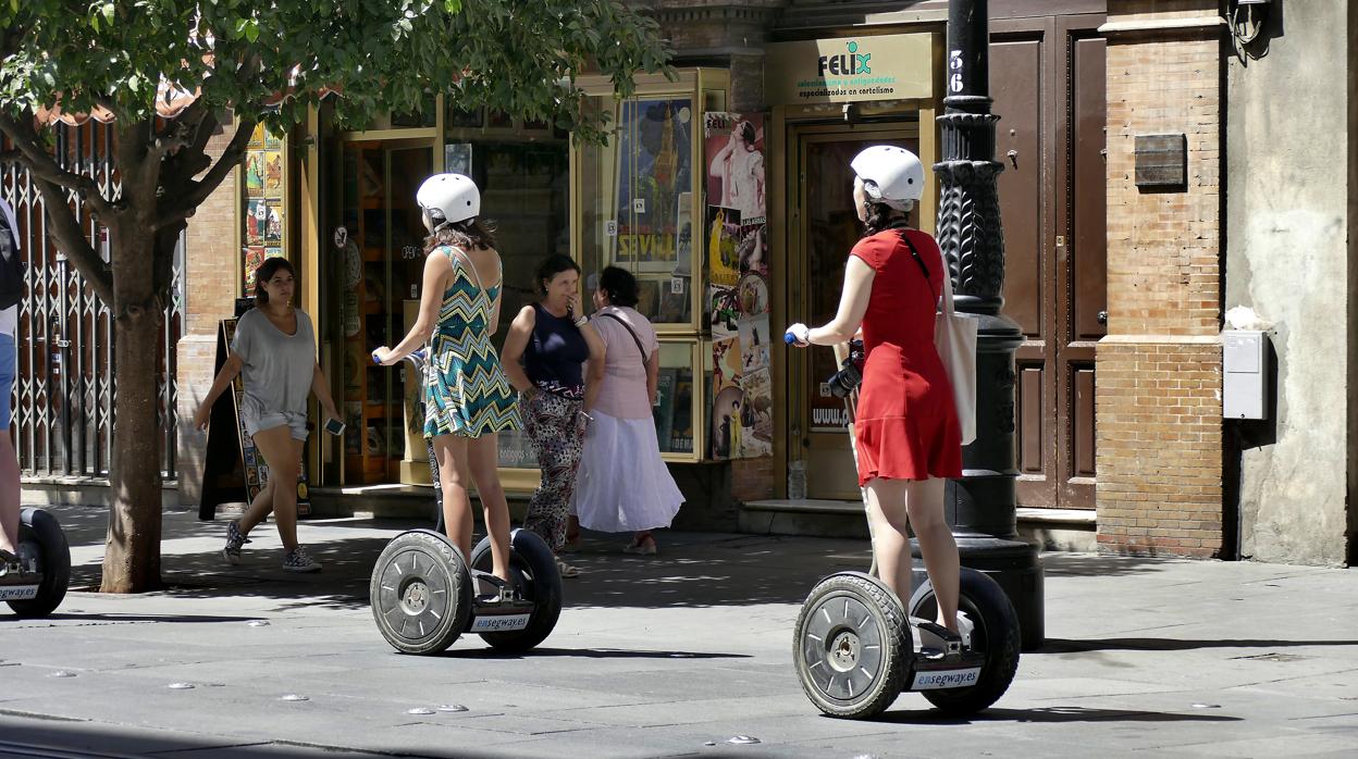 Usuarios de «segways», en el Centro de Sevilla