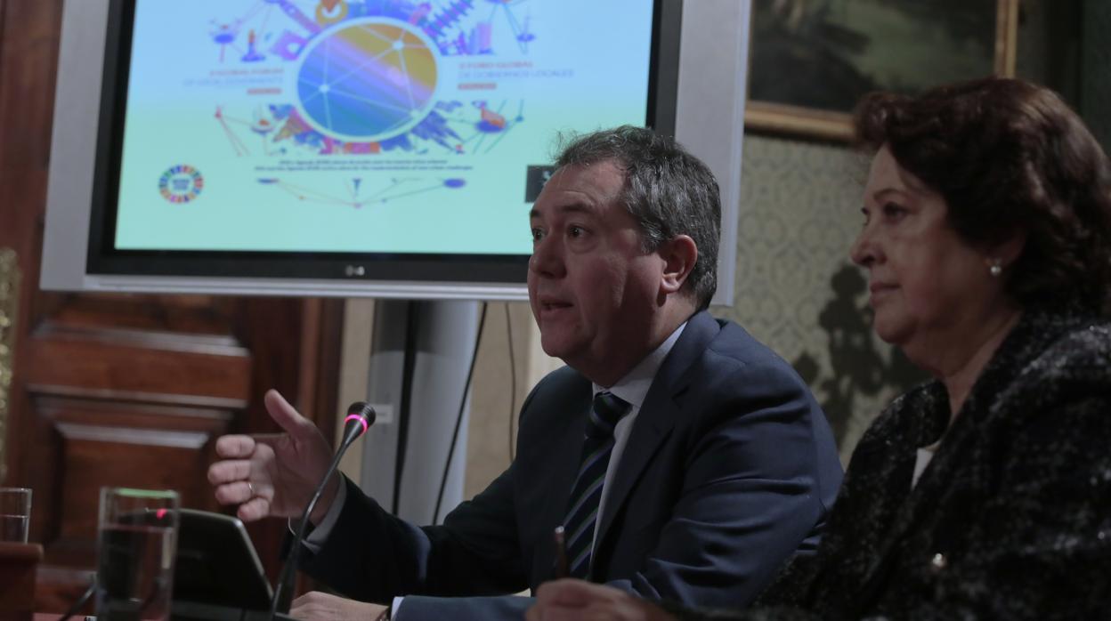 El alcalde de Sevilla, Juan Espadas, presenta el II Foro de Gobiernos Locales que se celebrará en Sevilla