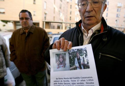 El abuelo de Marta del Castillo mostraba un cartel descriptivo días después de la desaparición