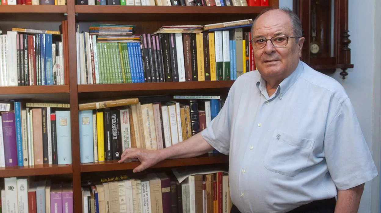 El sacerdote y escritor Carlos Ros Carballar