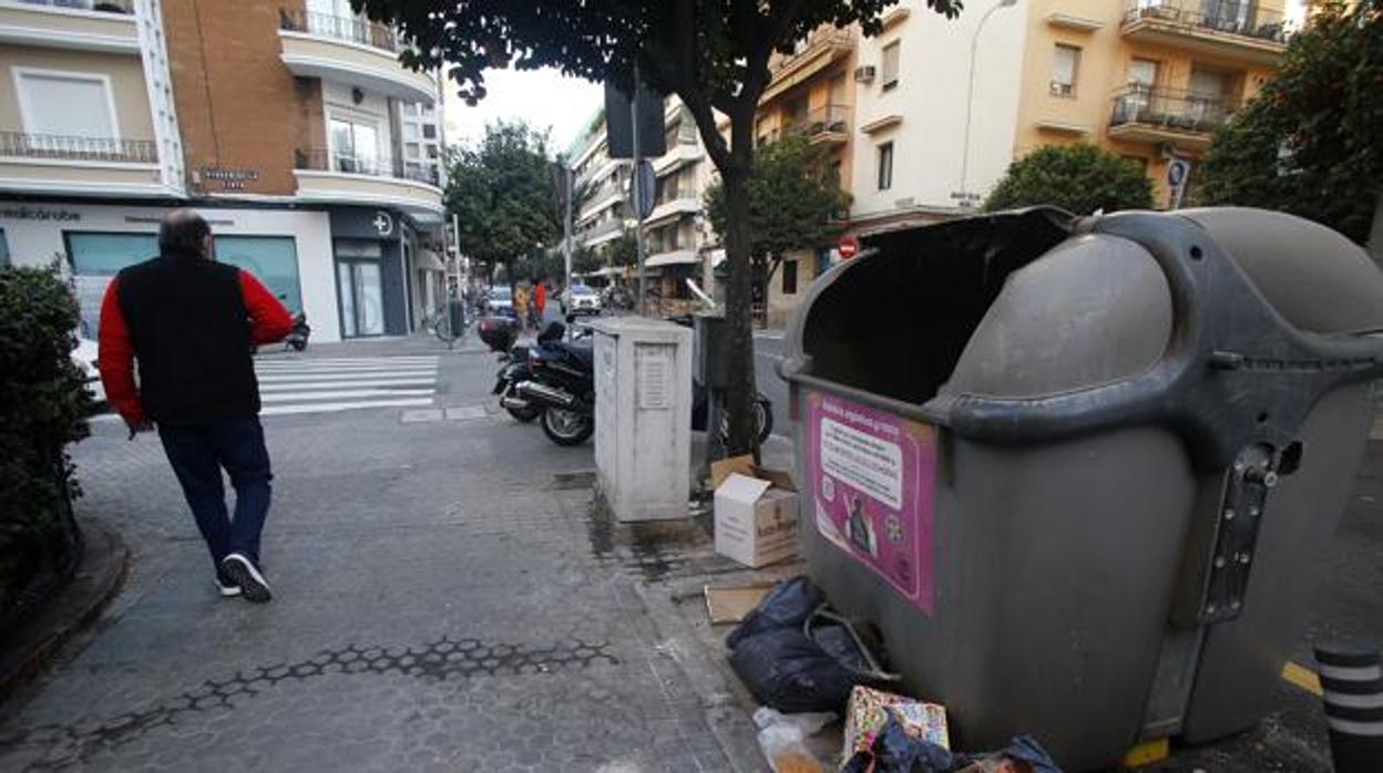 Contenedores de basura en la calle Asunción