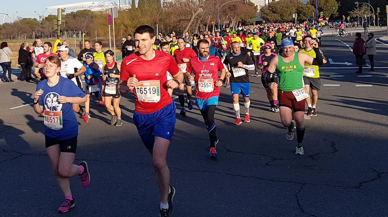 Los corredores de la media maratón a su paso por las inmediaciones de Torretriana