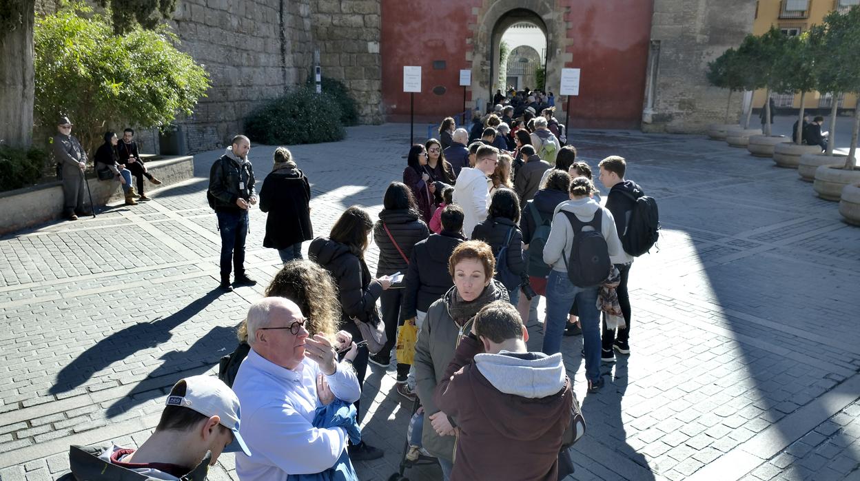 Turistas en la cola del Alcázar