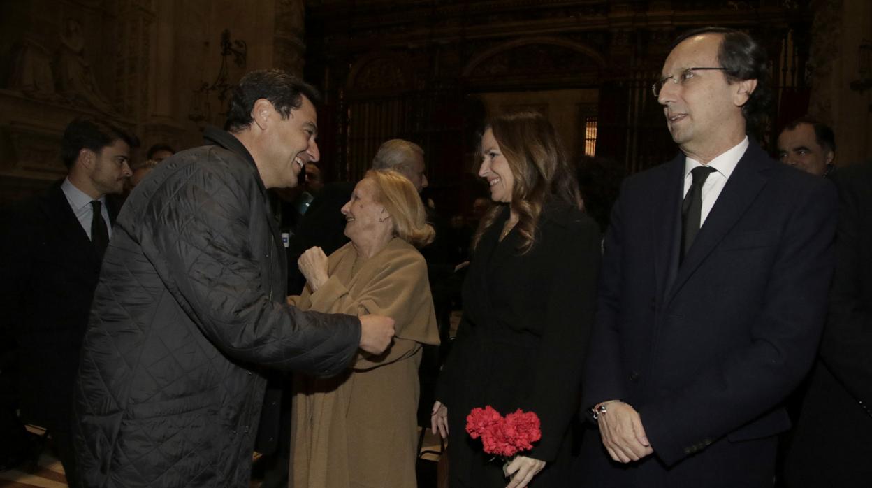 Juanma Moreno y Teresa Jiménez-Becerril, este miércoles durante una misa celebrada en la Catedral