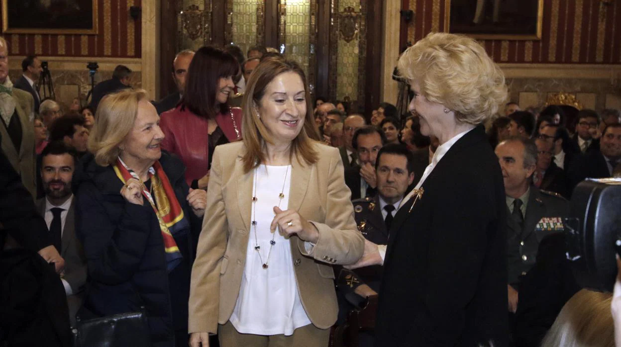 Ana Pastor junto al alcalde de Sevilla, Juan Espadas, y Teresa Jiménez-Becerril