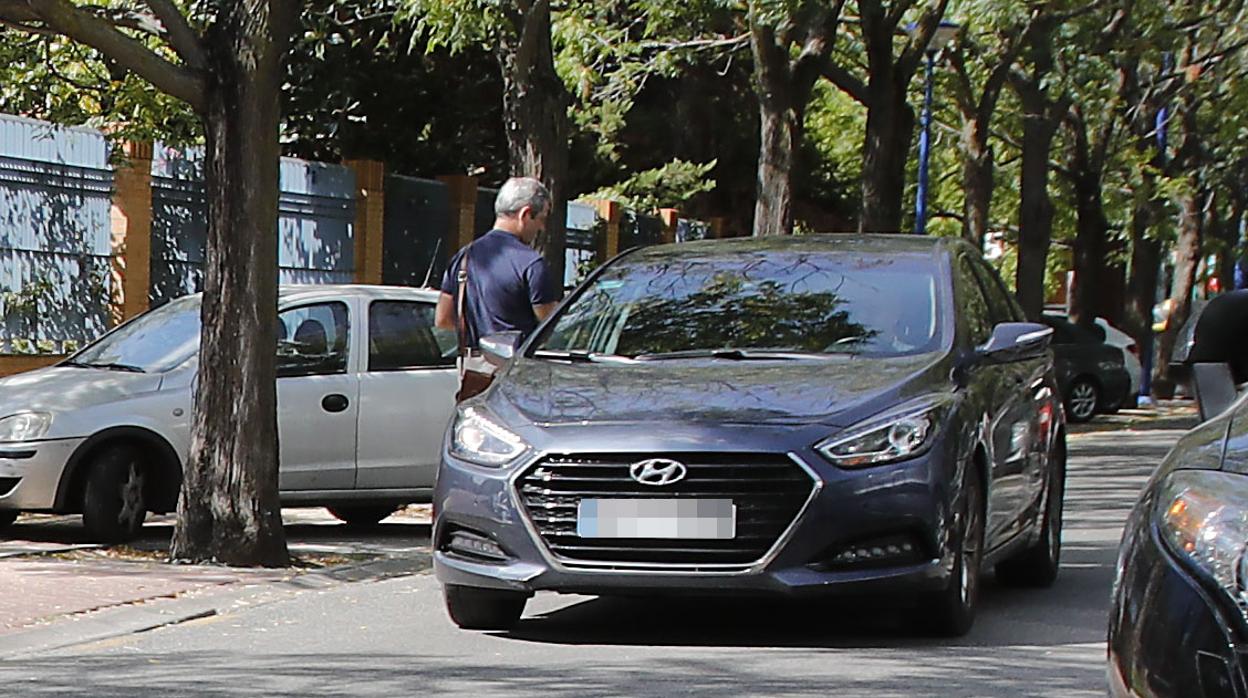 Un cliente a punto de subir a un VTC en Sevilla