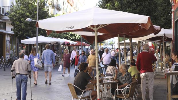 Urbanismo ordena a 12 bares la retirada de terrazas no autorizadas en Sevilla