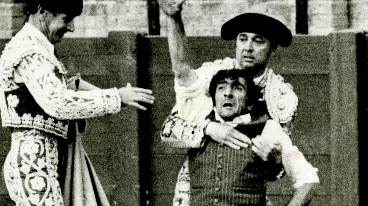 Abelardo pugna por zafarse del abrazo del torero de plata poco después de lanzarse al ruedo como espontáneo en una corrida de la Feria